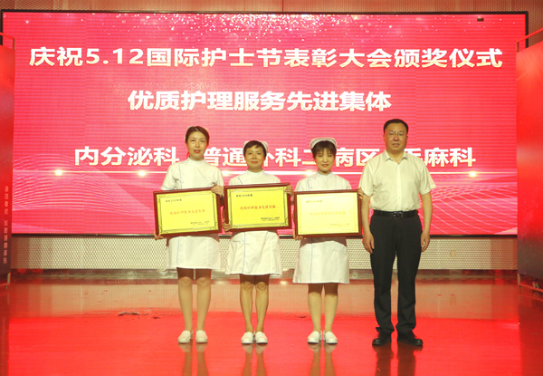 李颁奖.jpg 李颁奖.jpg